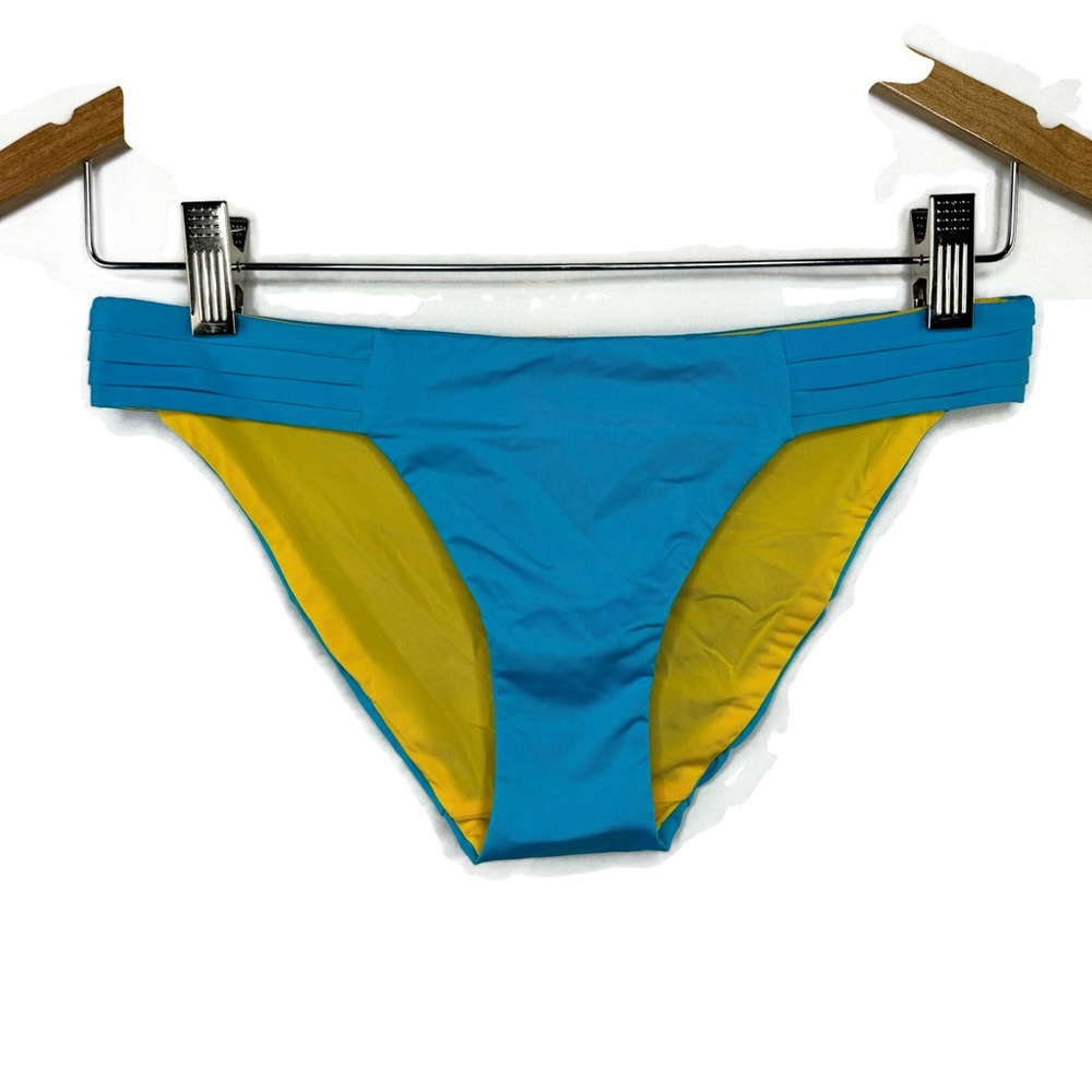 A.Che Skies A Blue Side Pleated Hipster Goes with all your favorite tops S & M
